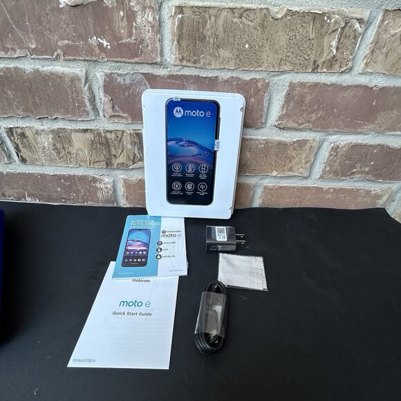 Motorola Moto E - XT2052DL - 32 GB - Blue (TracFone) Android Smartphone - Picture 1 of 7